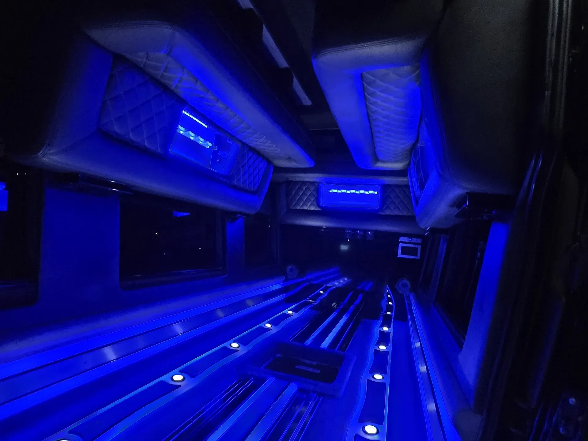Party bus for Chicago prom groups